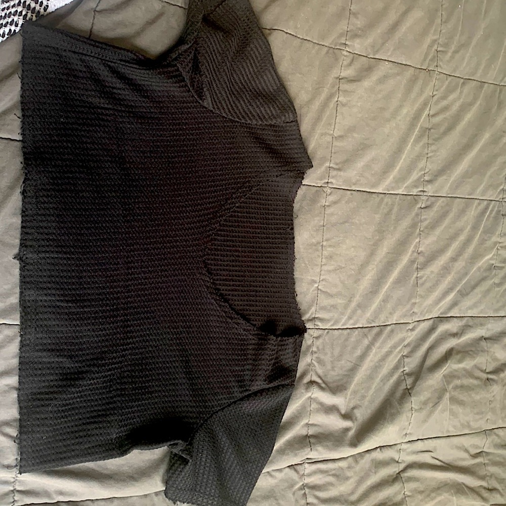 Color black